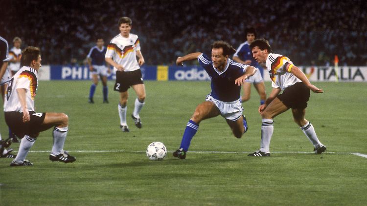 Matthäus hakelt, Calderón fällt - doch der Pfiff bleibt aus.