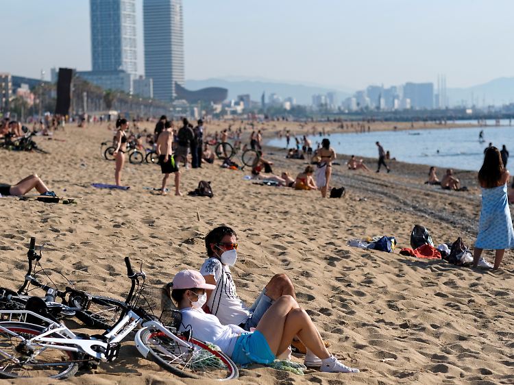 Ausflüge in Katalonien, wie hier am Strand von Barcelona, sind künftig ausschließlich mit Mund-Nase-Maske erlaubt.