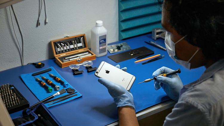 iPhone-Reparaturen müssen von einem zertifizierten Techniker durchgeführt werden. Die Weiterbildung bietet Apple kostenlos an.