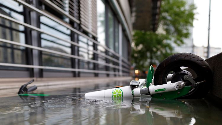 Diesen E-Scooter haben Feiernde in einem Wasserbecken "entsorgt".