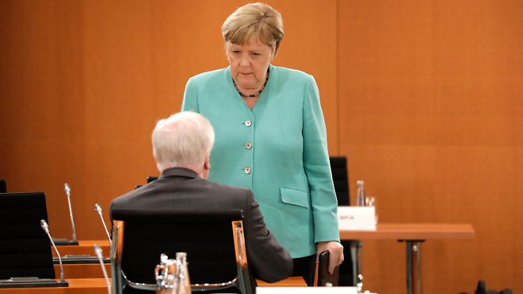 Innenminister Seehofer beendet die Diskussion um eine Rassismus-Studie bei der Polizei, Kanzlerin Merkel greift sie wieder auf.