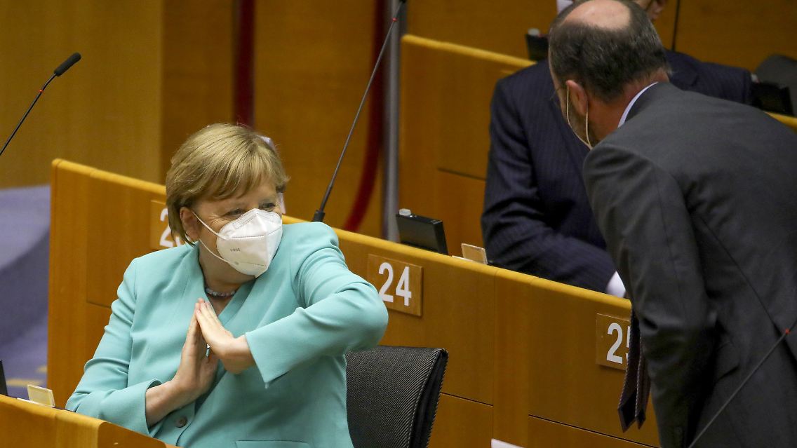 Merkel praktiziert in Brüssel den Corona-Gruß.