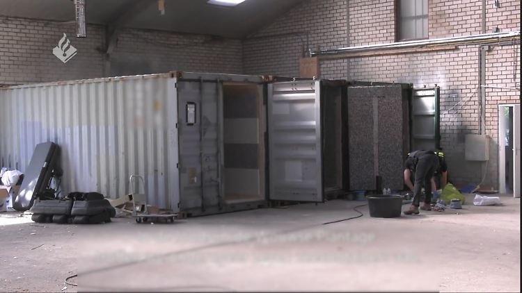 Waffen, Bargeld und Polizei-Uniformen wurden in den Containern gefunden.