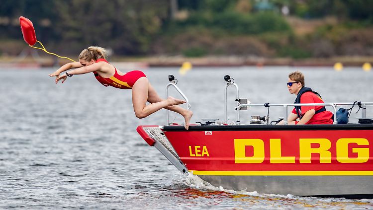 Rettungsschwimmerin der DLRG im Einsatz, hier bei einer Übung: Wer nicht schwimmen kann, gerät im Wasser schnell in Lebensgefahr.