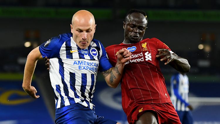Brightons Mooy (l.) im Kampf um den Ball mit Liverpools Mane: Am Ende gewinnen die Reds.