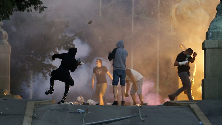 Die Polizei setzte erneut Tränengas gegen die Demonstranten ein.