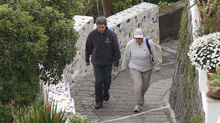 Merkel und ihr Mann Joachim Sauer (hier 2014 in Neapel) verbringen ihren Sommerurlaub seit Jahren in Italien.