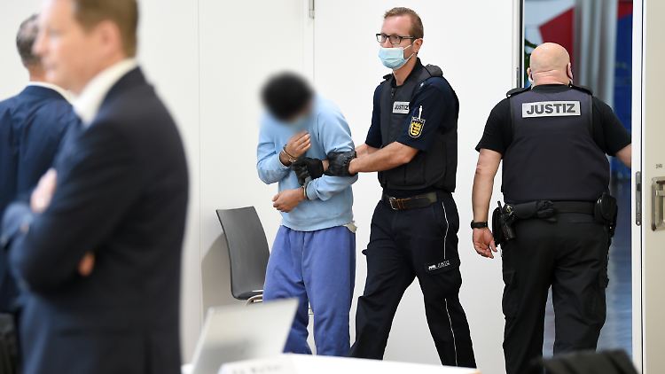 Den angeklagten Asylbewerbern aus Afghanistan, dem Iran und dem Irak wird mehrfache Vergewaltigung oder Beteiligung vorgeworfen.