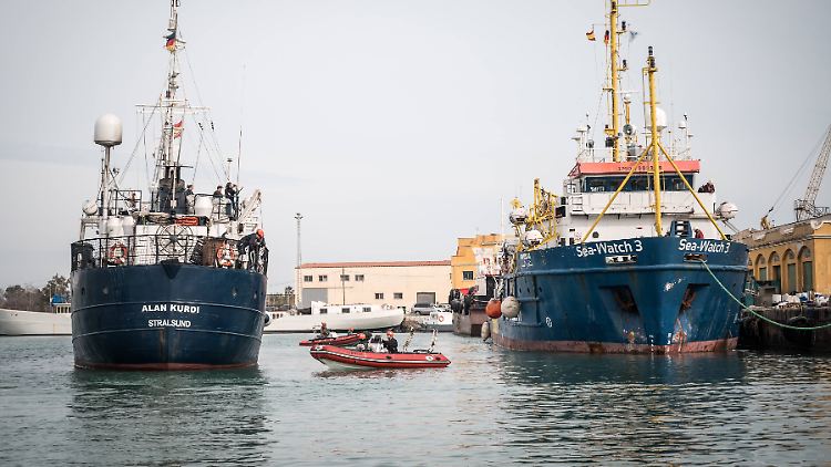 Die "Sea Watch 3" (r., hier im spanishen Burriana) bleibt vorerst vertäut.