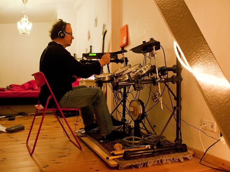 Podest und Teppich als Schalldämpfer: Damit verhindern Musiker, dass der Sound ihres Schlagzeugs durch den Fußboden dröhnt. (Bild: Warnecke/dpa/tmn)