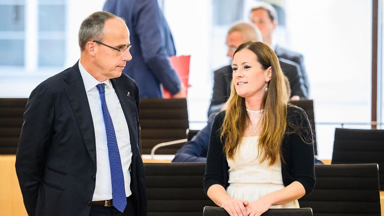 Hessens Innenminister Beuth mit der Linken-Politikerin Wissler, die rechte Drohmails bekommen hat. 