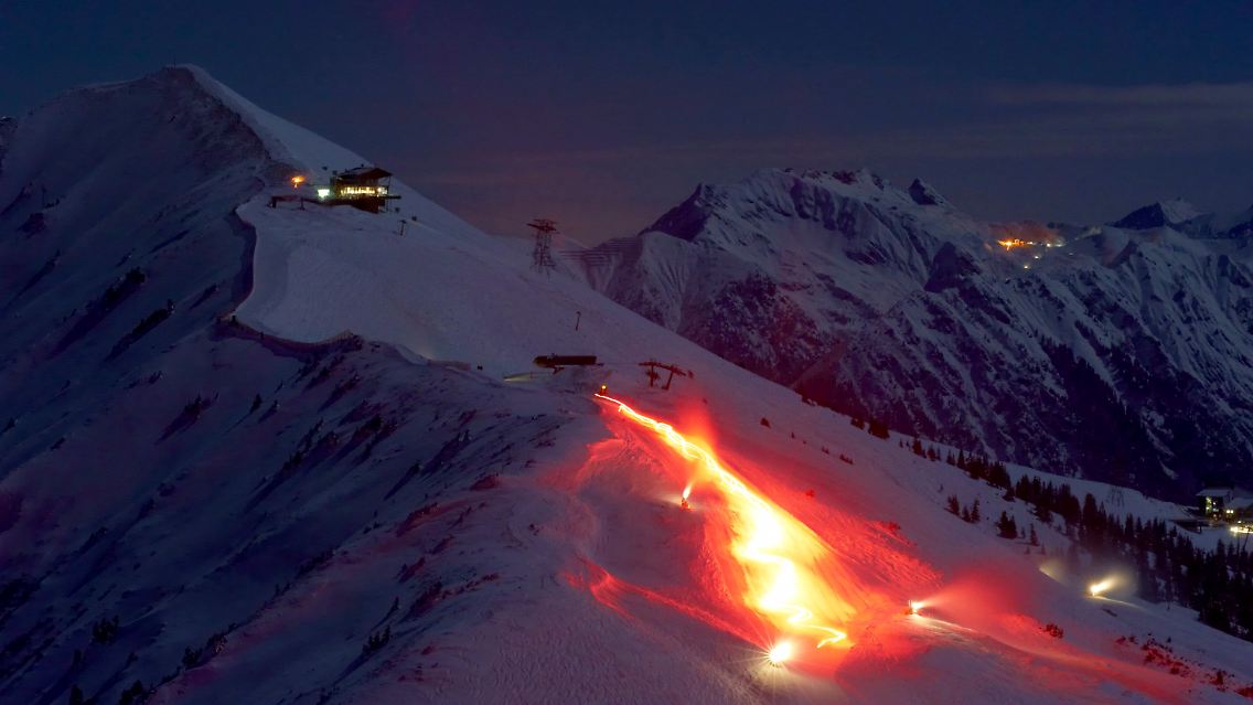 Platz 3 für Oberstdorf: Mit einer Fackelabfahrt der Skilehrer wurde am 18. Dezember in Oberstdorf (Schwaben) offiziell die Wintersportsaison in dem grenzüberschreitenden Skigebiet Fellhorn-Kanzelwand eröffnet. Links das Fellhorn, rechts das Nebelhorn.