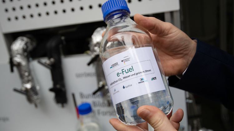 Mit E-Fuels könnte der Verbrennungsmotor klimafreundlich gemacht werden.
