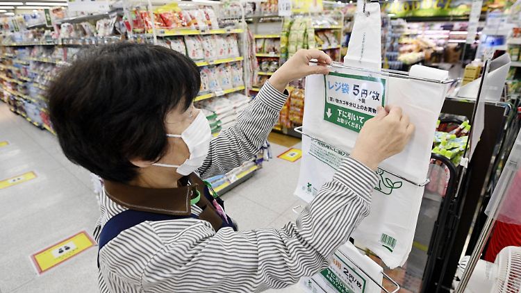 Senioren können sich beim Einkaufen im japanischen Fukuoka an langsamen Kassen anstellen.