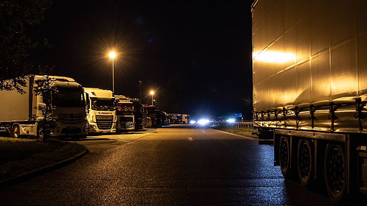 Wenn es Nacht wird auf Deutschlands Raststätten, füllen sich die Parkplätze.