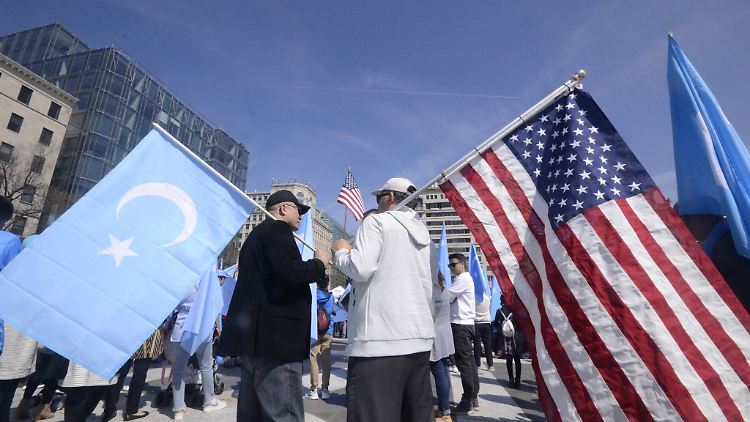 Die USA ahnden Menschenrechtsverstöße an der uigurischen Minderheit in China durch persönliche Sanktionen. China lässt den Vorgang nicht unkommentiert. 