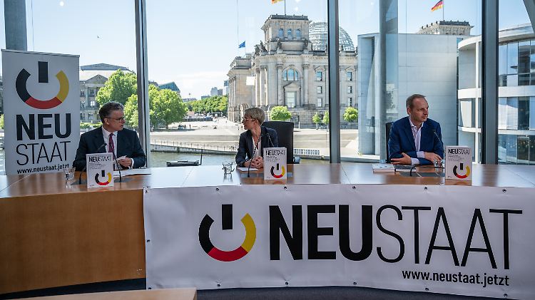 Die Präsentation des Buches "Neustaat" Anfang Juni: Die Abgeordneten Thomas Heilmann (l) und Nadine Schön (M) sowie Paul-Bernhard Kallen von der Hubert Burda Media Holding (l).