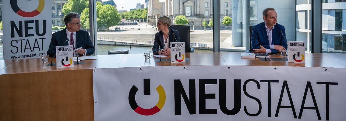 Paul-Bernhard Kallen (l-r), Vorstandschef der Hubert Burda Media Holding, Nadine Schön (CDU) und Thomas Heilmann (CDU) bei der Pressekonferenz zur Präsentation des Buches "Neustaat" Anfang Juni.