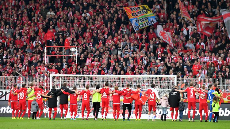 Wird es solche Bilder jemals wieder aus den Bundesliga-Stadien geben? Der Restart mit Besuchern soll jedenfalls anders aussehen.