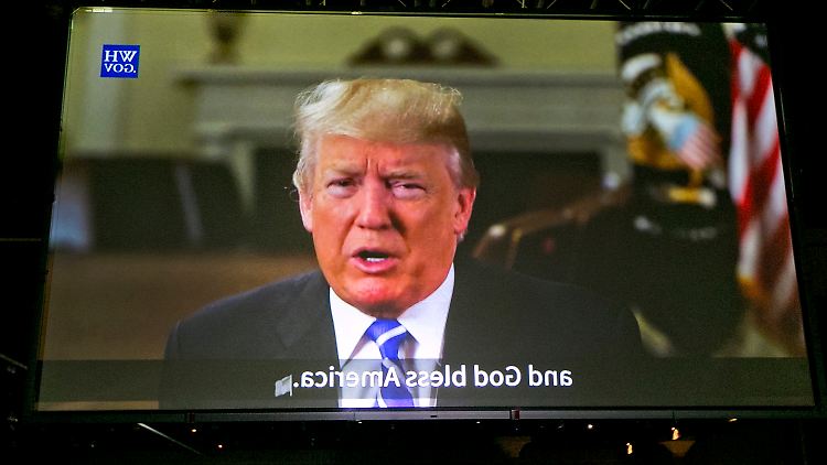 "And God bless America": Zu einer Einbürgerungszeremonie in den USA gehört auch eine Videobotschaft von Präsident Donald Trump.