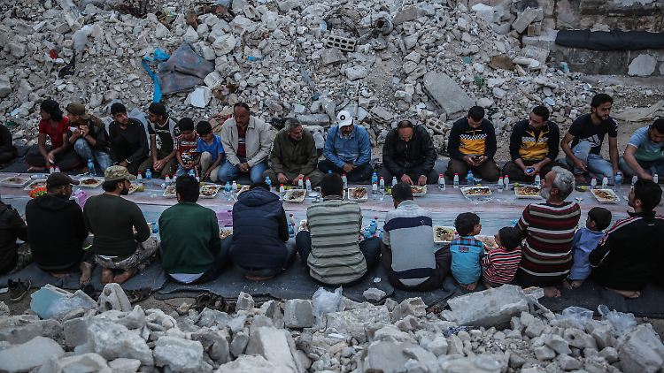 In einigen muslimisch geprägten Staaten sollen Gläubige während des Ramadan zu Hause beten und abends essen.