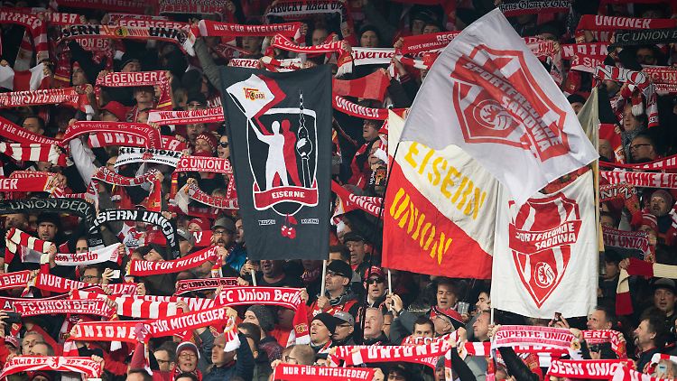 Verrückte Idee oder gangbarer Weg? Union Berlin will Fans nur mit frischem Corona-Test ins Stadion lassen.