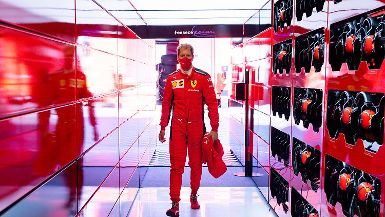 So wollen Weltverband und Arbeitgeber ihn sehen: Sebastian Vettel mit Mund-Nasenschutz.