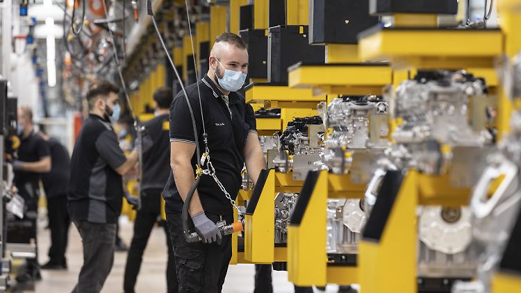 Daimler braucht nicht mehr so viele Arbeitskräfte, die Branche werde umstrukturiert, sagt Personalvorstand Groth.
