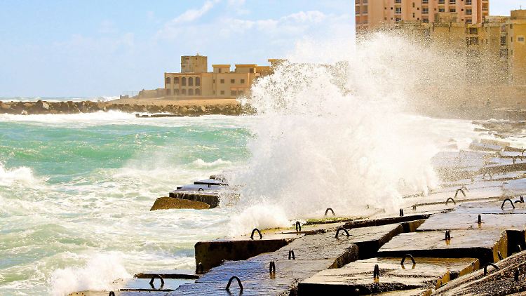 Wegen der Corona-Krise war der Strand bei Alexandria gesperrt - die Badenden ignorierten das Verbot.