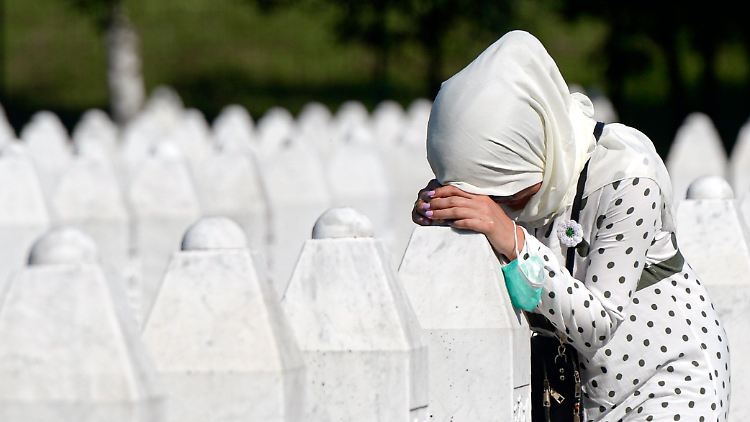 Die Überreste von etwa 6900 Opfern sind auf dem Gedenkfriedhof bestattet.