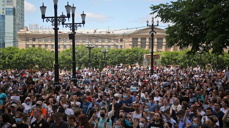 In Medienberichten hieß es, die Demo in Chabarowsk sei die größte der Geschichte der Großstadt gewesen - so oder so machten Zehntausende ihrem Unmut über die Verhaftung des Gouverneurs Furgal Luft. 