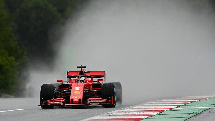 Sebastian Vettel auf der pitschnassen Strecke in Österreich.
