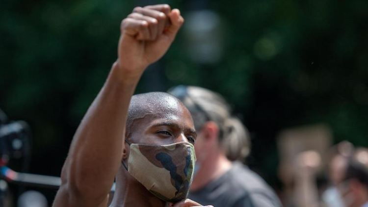 Die rechte Faust nach oben - das Symbol der "BlackLivesMatter"-Bewegung.