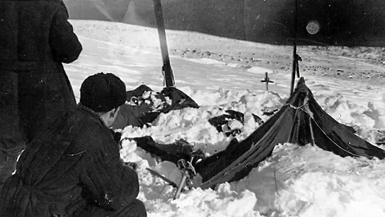 Eine Szene aus dem Dokumentarfilm  „The Dyatlov Pass Incident“  zeigt das Lager der Gruppe.