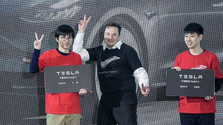 Elon Musk schert sich nicht darum, was Menschen wie Warren Buffett als angemessenes Verhalten für einen Konzernchef ansehen.