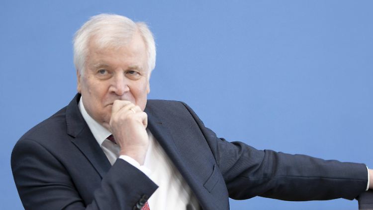 Bundesinnenminister Seehofer steht seit der Absage der Studie in der Kritik.