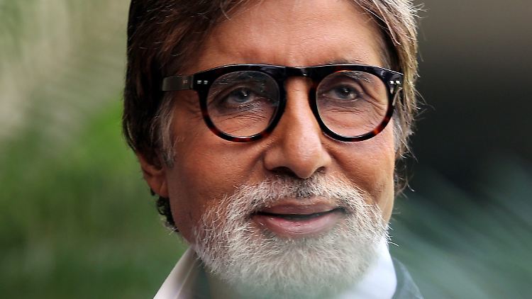 "Alle, die in den vergangenen zehn Tagen in meiner nächsten Nähe waren, sind aufgefordert, sich bitte testen zu lassen", appellierte Bachchan.