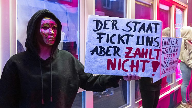 400 Prostituierte und Bordellbetreiber protestierten auf der Reeperbahn gegen ihr Arbeitsverbot.