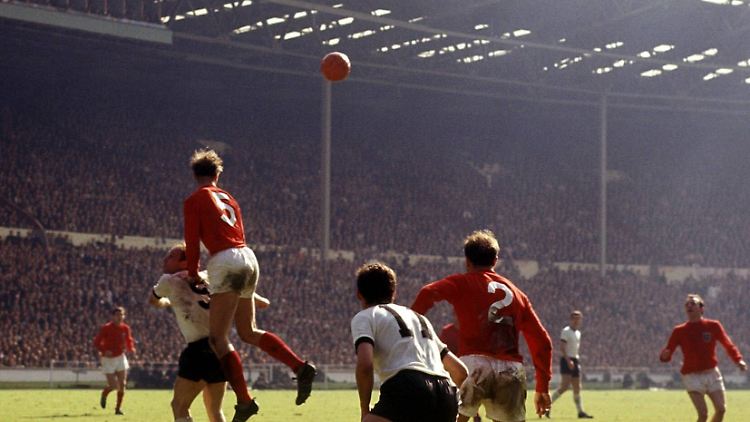 Jack Charlton (Nummer 5) und Uwe Seeler trafen sich im legendären WM-Finale 1966 öfter zum Kopfballduell.