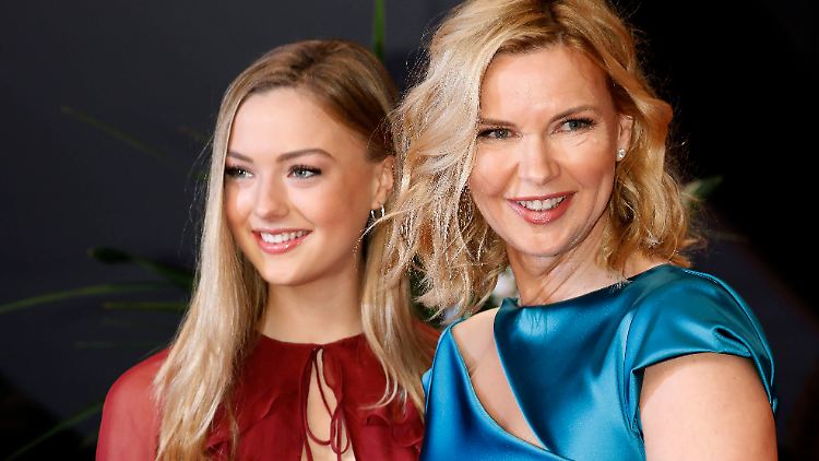 Lilly Krug mit ihrer Mutter Veronica Ferres bei der Berlinale 2020. 