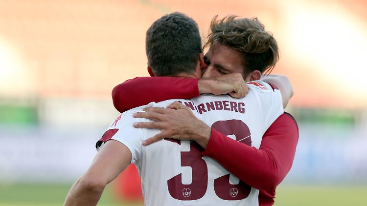 Am Ende war da vor allem Erleichterung: Georg Margreitter und Enrico Valentini dürfen wohl auch kommende Saison zweitklassig Fußball spielen.