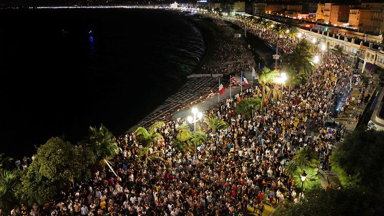 Voll war es auf der Promenade des Anglais am Samstagabend.