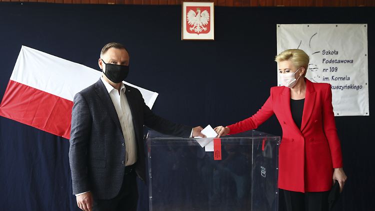 Amtsinhaber Duda liegt nach Prognosen knapp vor seinem Herausforderer, das würde aber für eine Wiederwahl reichen, sollte es dabei bleiben.