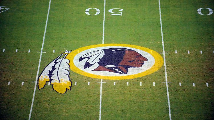 Die Mannschaft wurde 1932 unter dem Namen Boston Braves gegründet. 1933 folgte die Umbenennung in Redskins, 1937 der Umzug in die US-Hauptstadt.