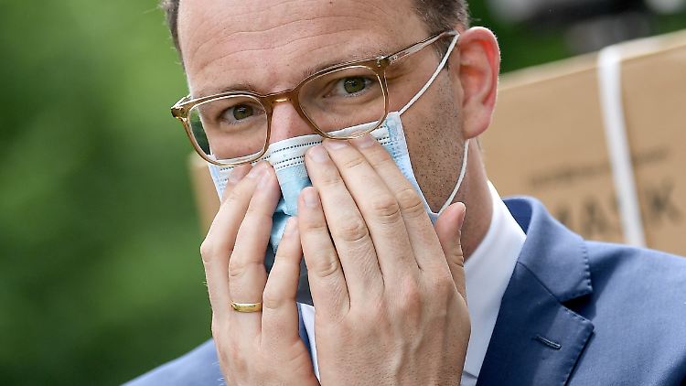 Auch der Gesundheitsminister ist manchmal genervt vom Tragen eines Mund-Nasen-Schutzes - er verteidigt die Pflicht aber als "mildes Mittel".