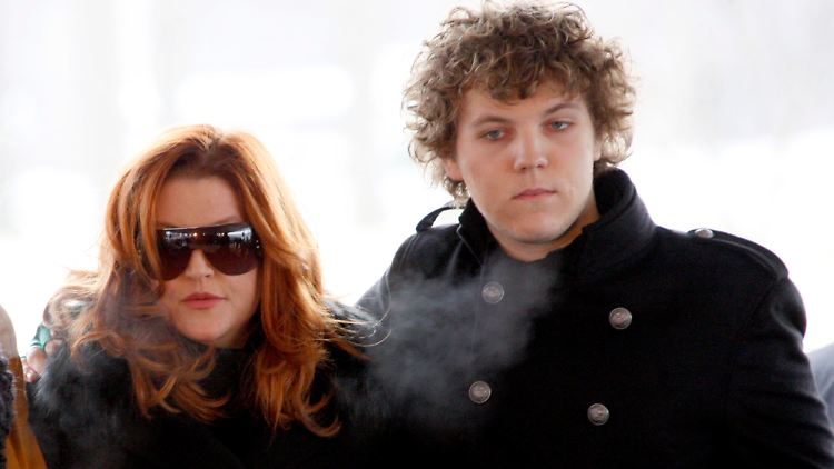 Lisa Marie Presley und Sohn Benjamin Keough am 75. Geburtstag von Elvis.