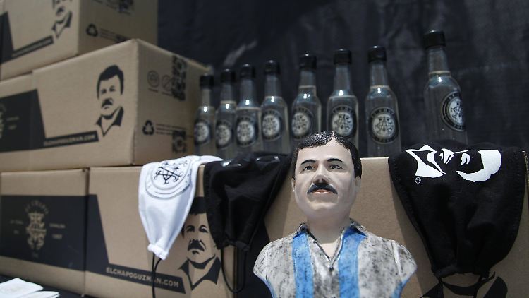 Narco-Folklore: Das Konterfei von "El Chapo" ziert Bierflaschen und Kleidung.