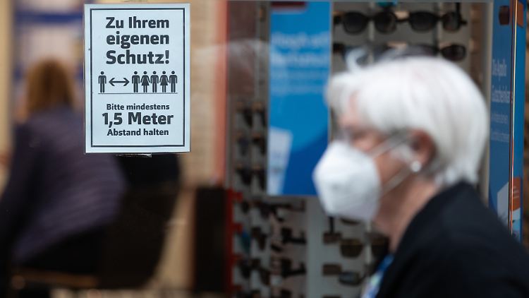 Ältere Menschen kommen mit den Belastungen wegen der Corona-Pandemie laut einer aktuellen Studie besser zurecht.