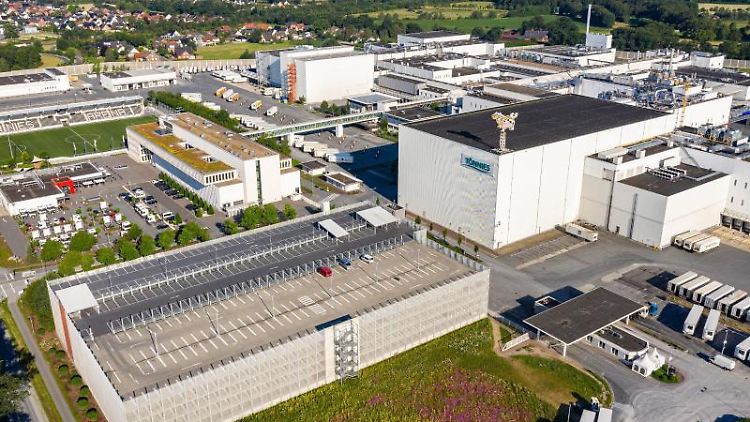 Bei der Anlage in Rheda-Wiedenbrück im Kreis Gütersloh handelt es sich um den größten Schlachthof Deutschlands. 