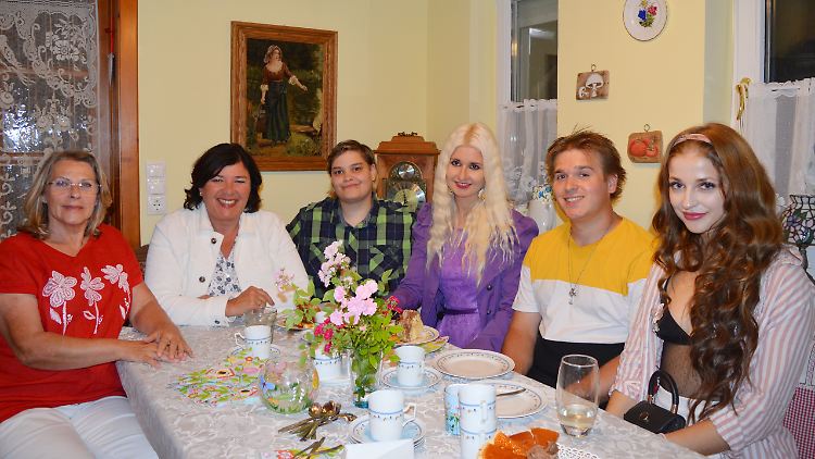 Endlich: Vera Int-Veen (2.v.l.) spielt wieder den Liebesengel.